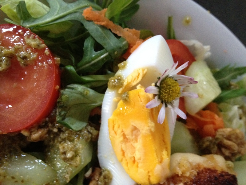 salade met madeliefjes