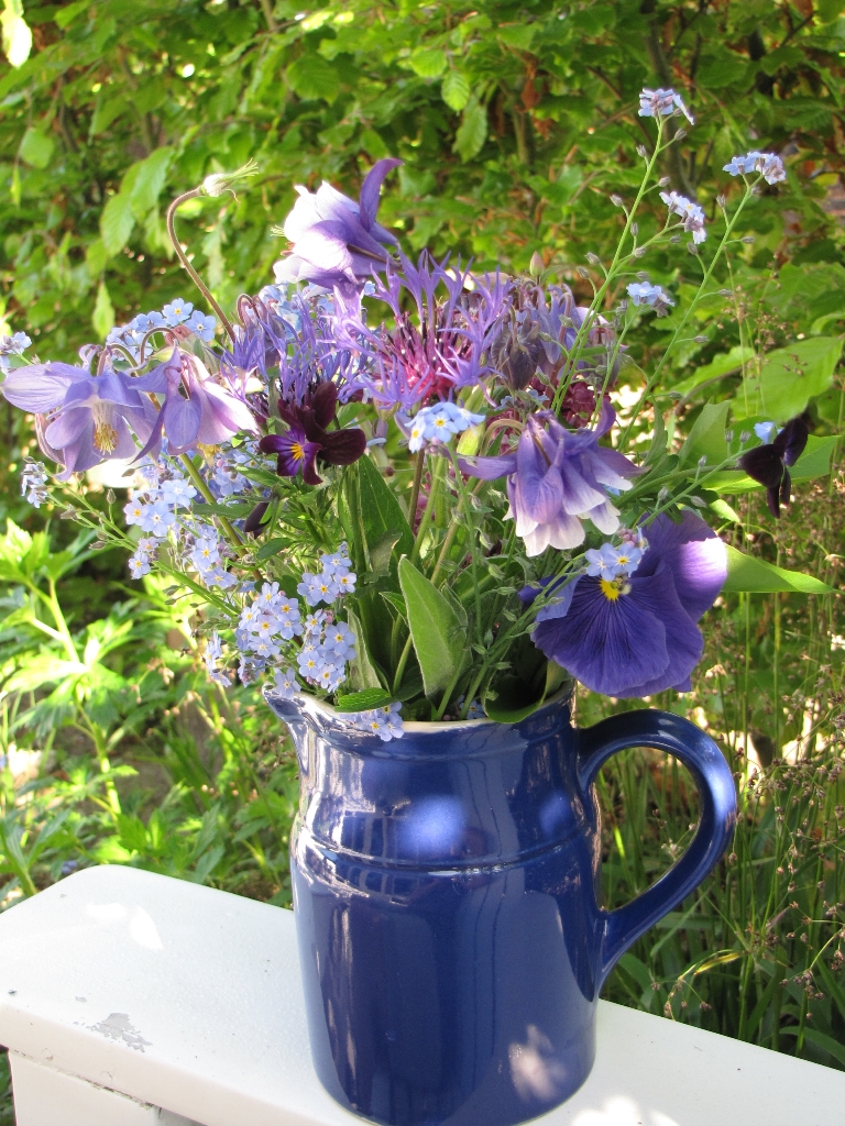 Boeket van o.a. Korenbloem, Bosviooltjes Vergeetmenietjes en Akelei