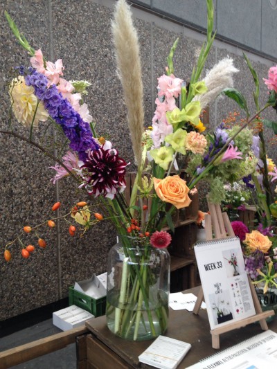 Dit boeket heeft de luchtigheid van een veldboeket. Mooie pasteltinten met een vleugje oranje/abrikoos erbij. 