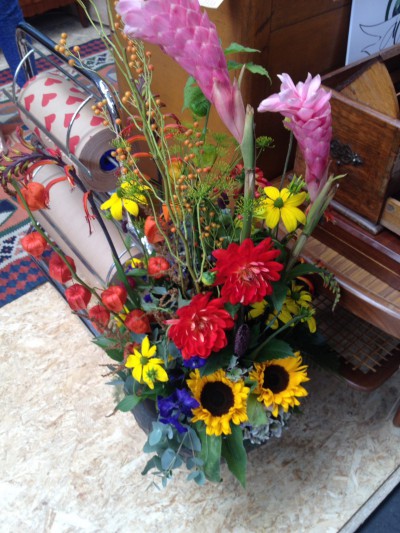 Boeketten in felle kleuren, vaak van 1 soort bloem in een bepaalde kleur. 