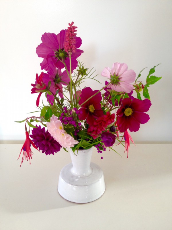 Nog steeds in bloei: klein november bloemenboeket uit de tuin met: Cosmea, Dahlia, Fuchsia en Persicaria. 