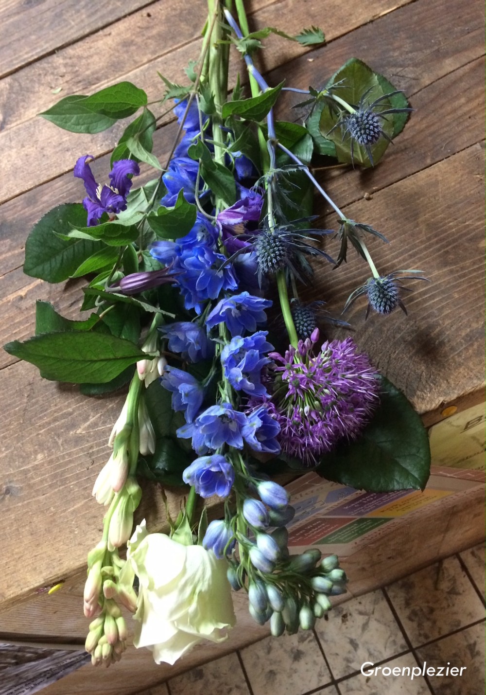 blue_purple_garden_flower_arrangement_plukbloemen