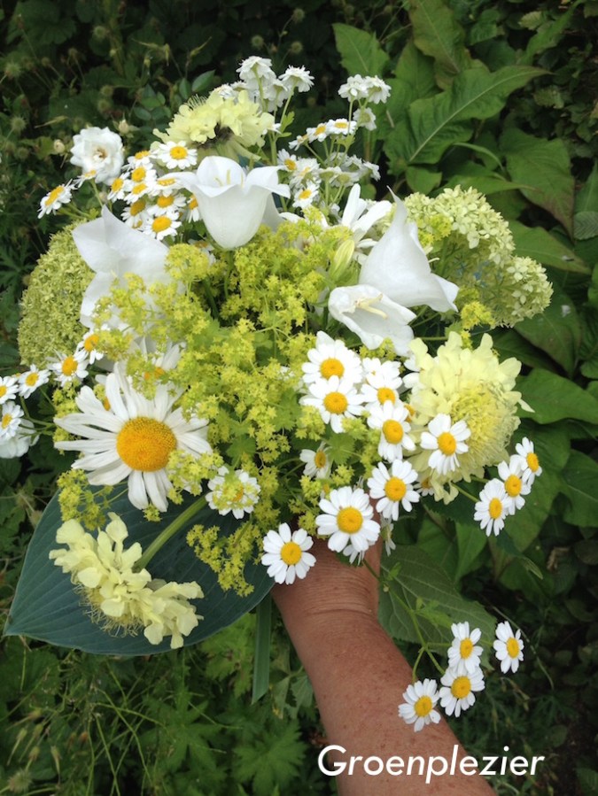 Boeket met lichtgele, wtitte bloemen met soorten bloemen uit eigen tuin